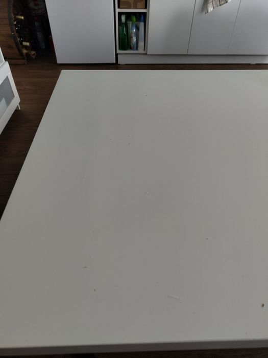 Birou/Masă IKEA Blat alb cu 4 picioare negre. Utilizată. Are uzuri  superficiale.