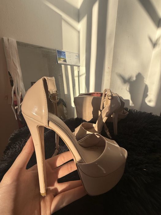 Лачени токчета с платформи