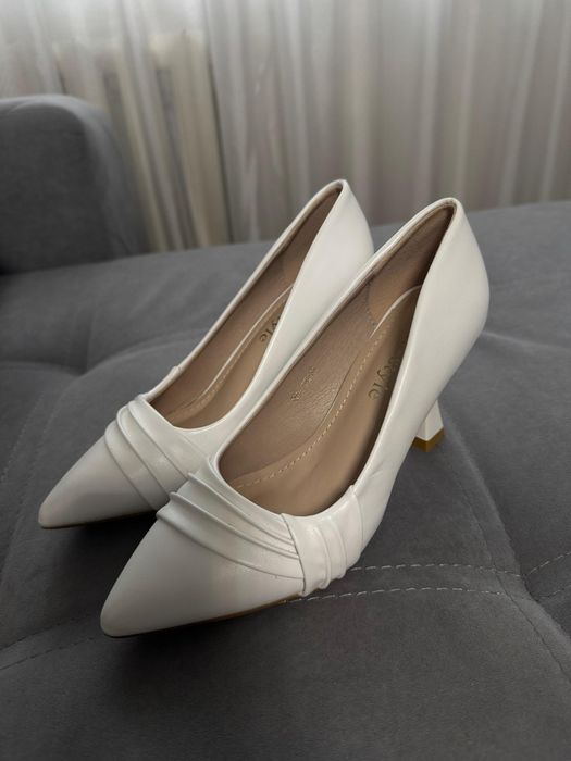 Продам туфли белые