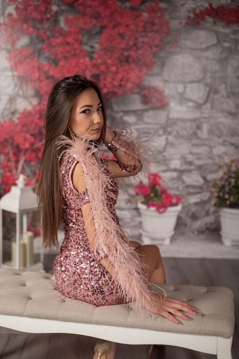 Ефектна рокля с пера и пайети Reina