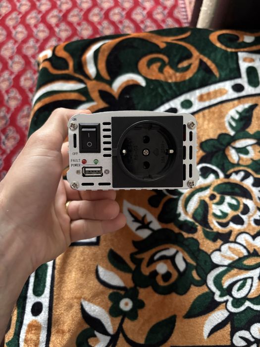 Invertor tensiune auto