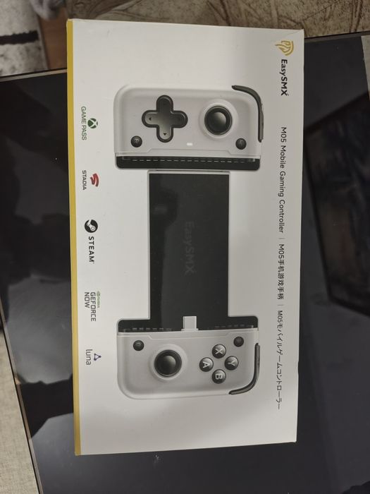 Controller pentru gaming pe telefon.