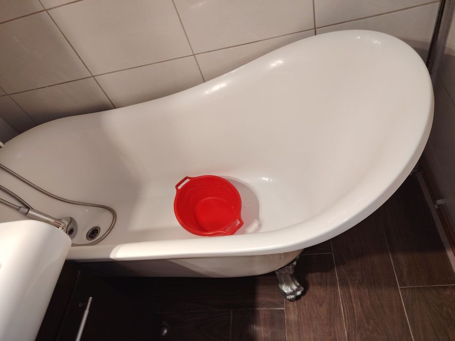 Vând cadă de apartament  super întreținută.