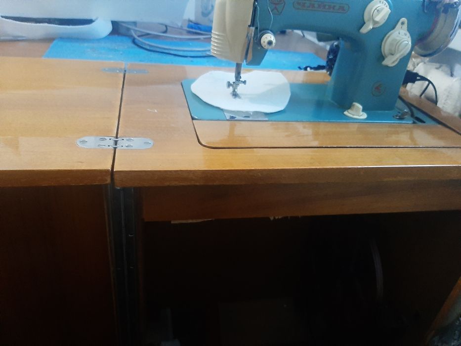 Продаю швейную машинку Чайка.