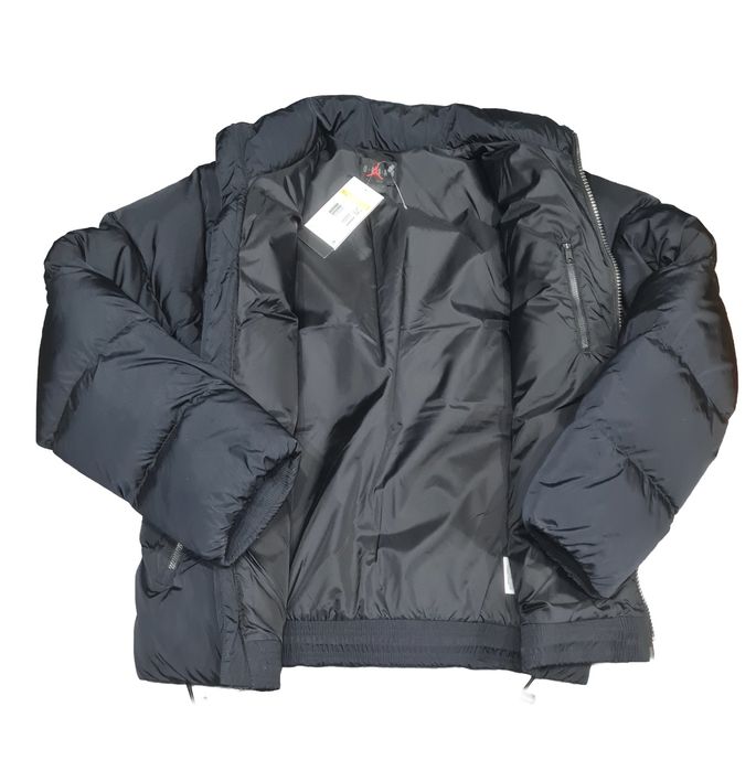 Яке Air Jordan Puffer

Чисто новo с етикети. 

Размер S

Цена 199 лв.