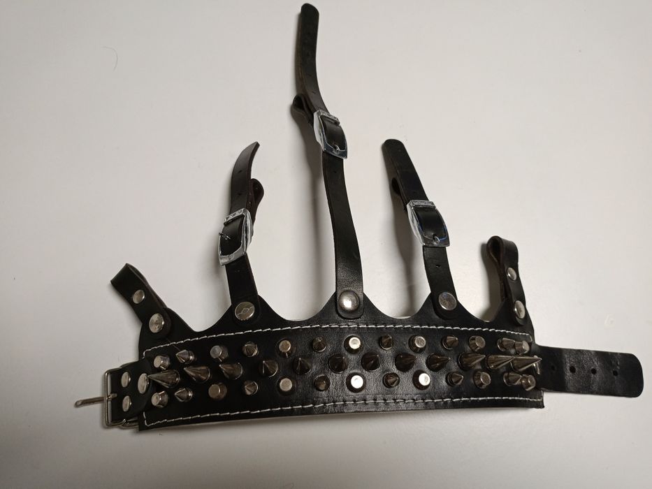 Намордник от естествена кожа с шипове