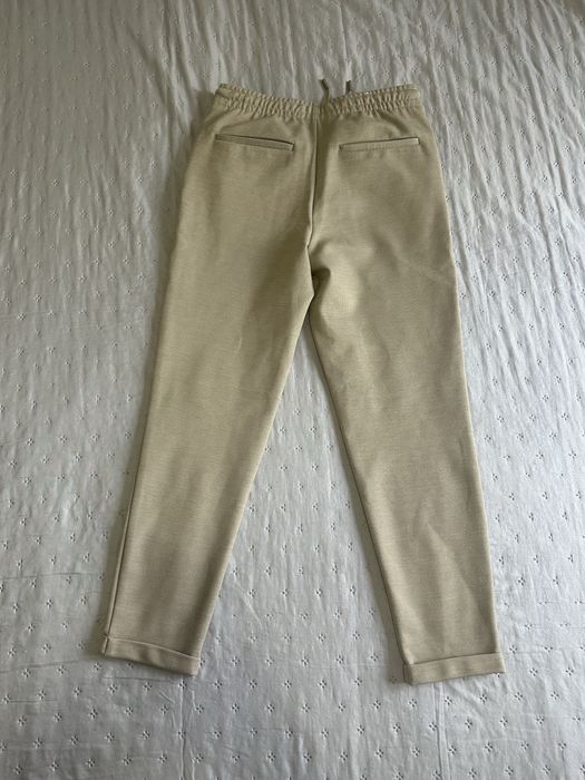 Pantaloni Zara.