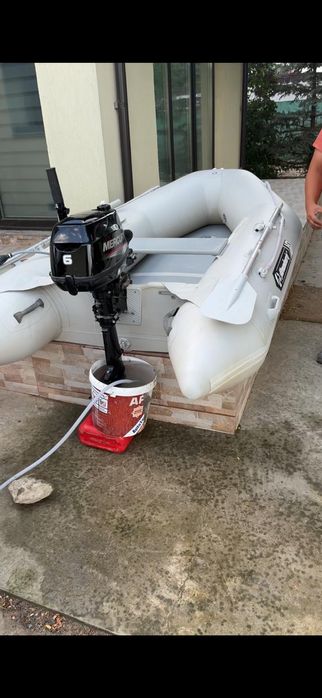 Barcă pneumatică cu motor