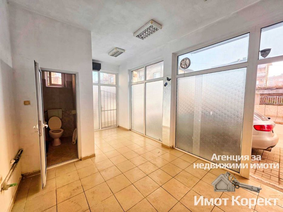 Дава се под наем Магазин в Асеновград - 22 кв.м за 41893.44 € - Снимка #1