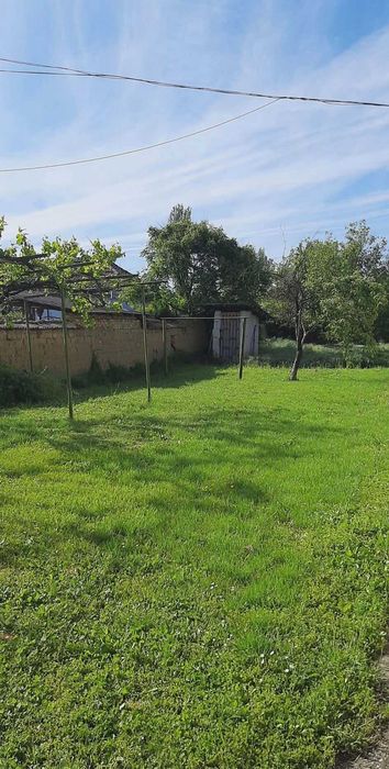Къща с двор 1500 кв.м, кладенец и две постройки в гр. Бяла черква