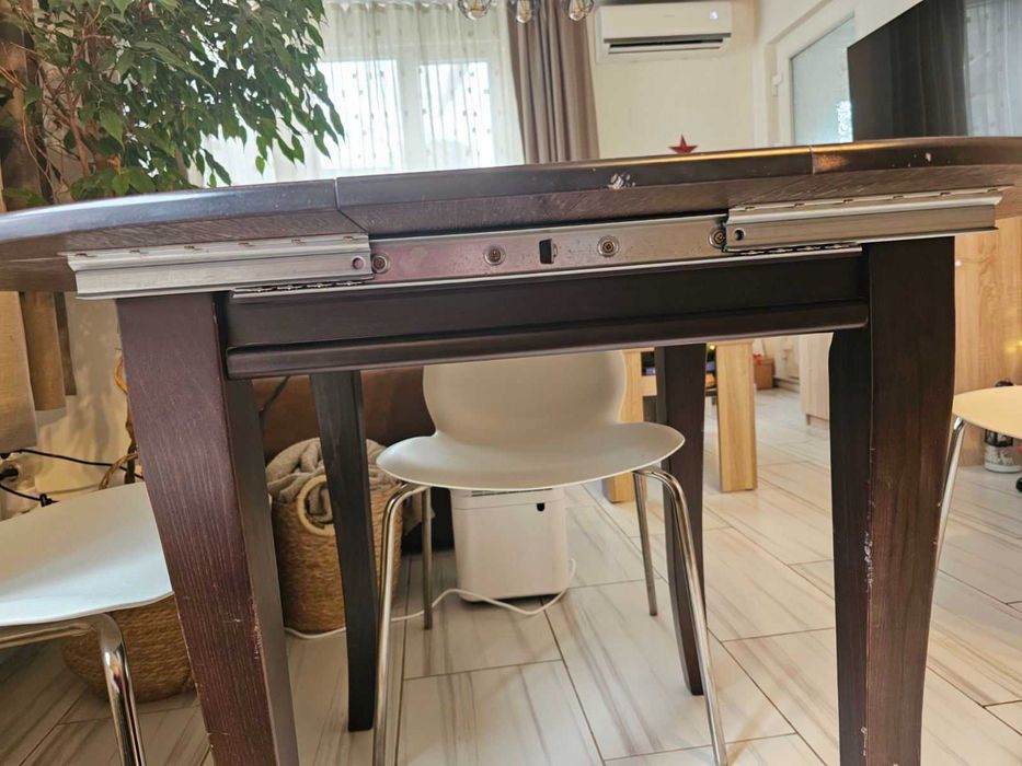 Разтегателна дървена трапезна маса