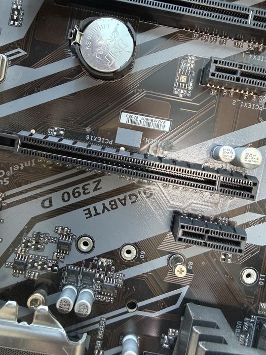 Vând placa de baza gigabyt Z390D.
