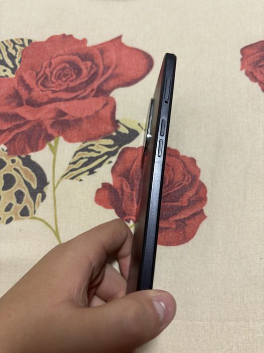 Oppo a 78 putine zgarieturi pe fata dar in reste este nou livrare doar in bucuresti si pe vinted datimi msj aicea nu stiu sa il trimit prin olx