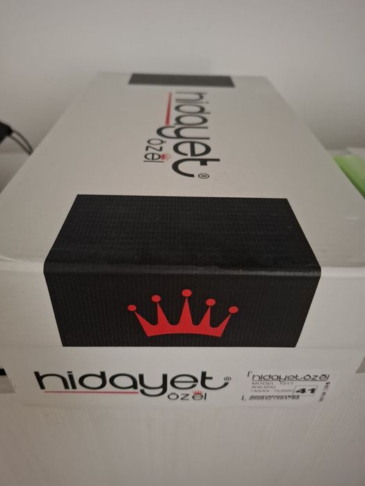 Продаю кроссовки