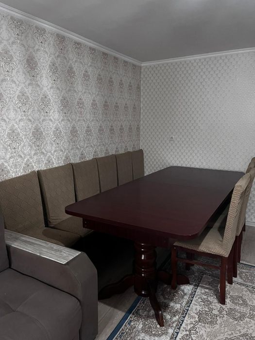 Продом стол со стульями