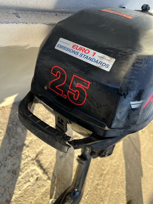 Извънбордов двигател за лодка Suzuki 2.5коня