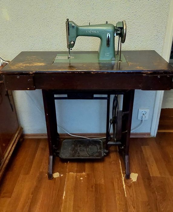 Mașină de cusut CASNICA, fabricată în anii '60 în Romania