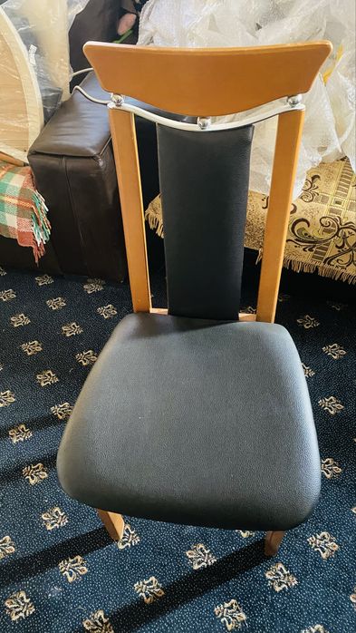 Masă lemn masiv +sase scaune piele