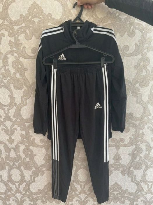 Продам сплртивный комтюм adidas