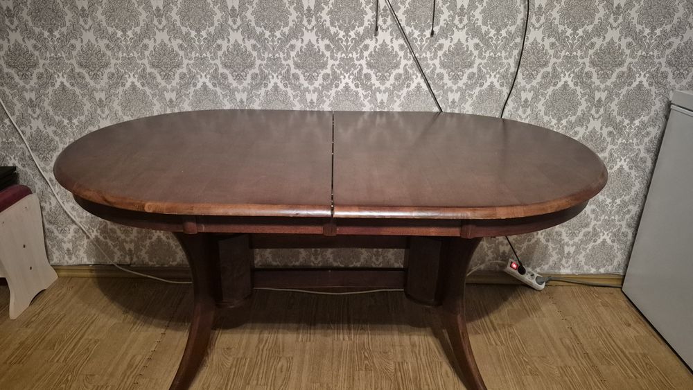 Круглый стол для гостинной