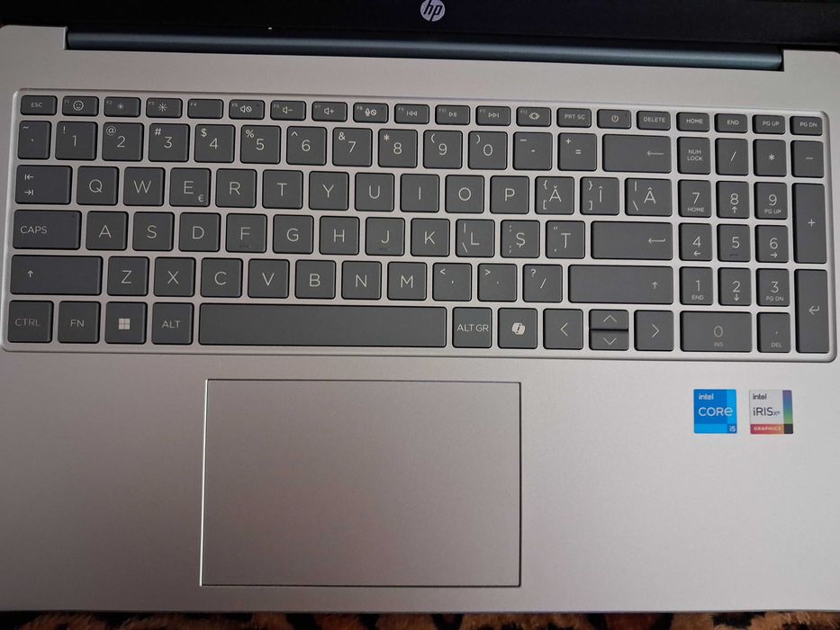 Laptop HP 15-fd | Ecran 15.6" Full HD | Procesor Intel Core | Subțire și Ușor