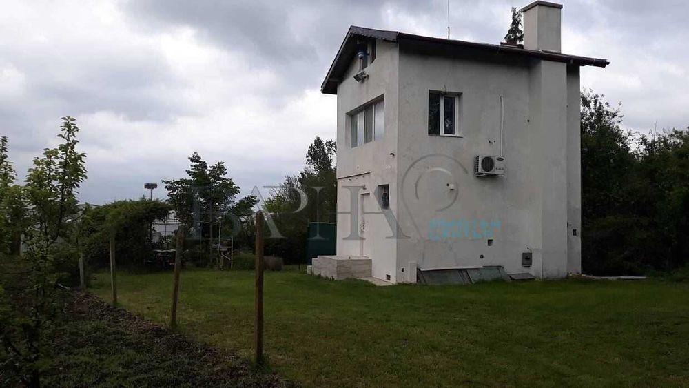 Къща с 4500кв. двор в с. Припек