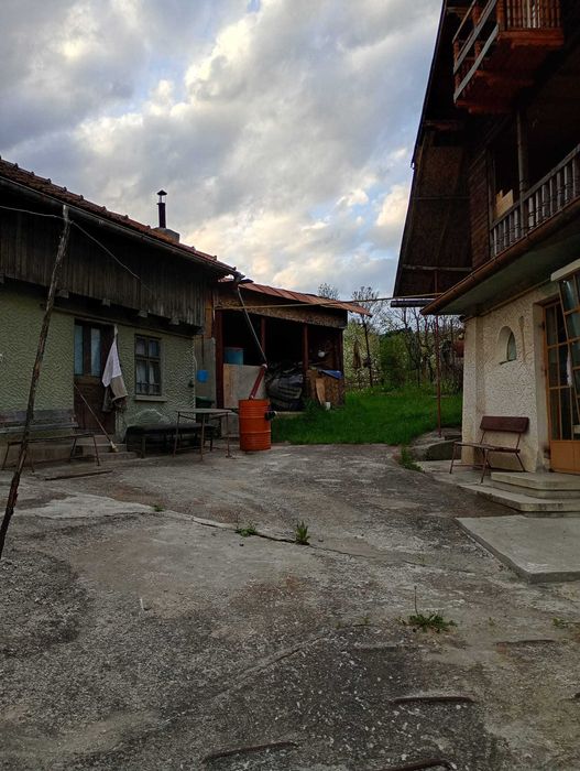 Vand casa Provita de Jos,(P+E+M), avand teren 3250 mp, livada pe rod, la drumul principal, 3 camere (potential de 6)