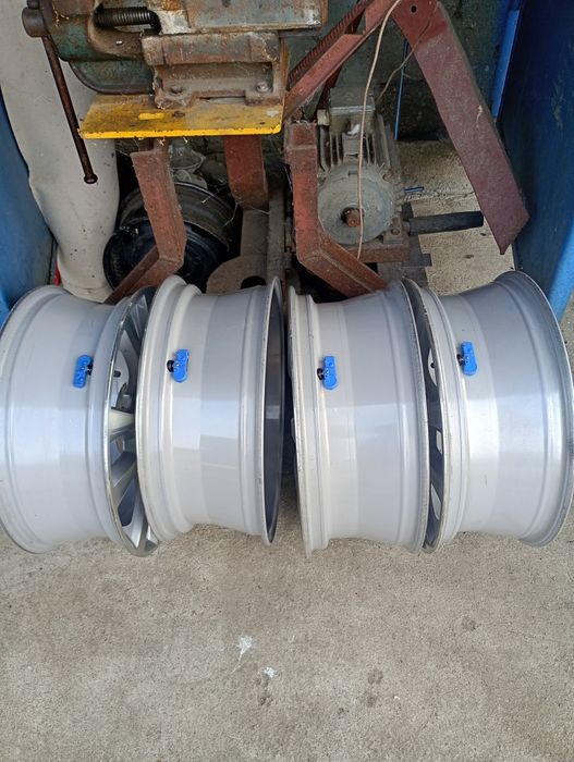 Vând jante 19 inch + anvelope. Sunt 2 seturi vară