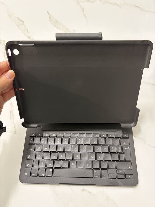 Ipad 8 128gb WIFI + Apple pencil 1 + Logitech keyboard