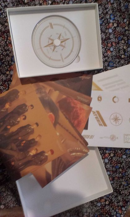 Колекционерски K pop албуми, картички и други в снимките