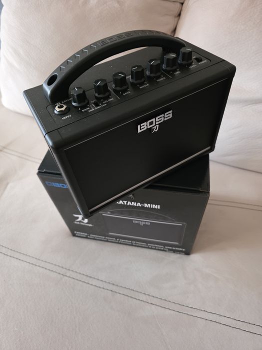 Продавам кубе за китара BOSS KATANA MINI