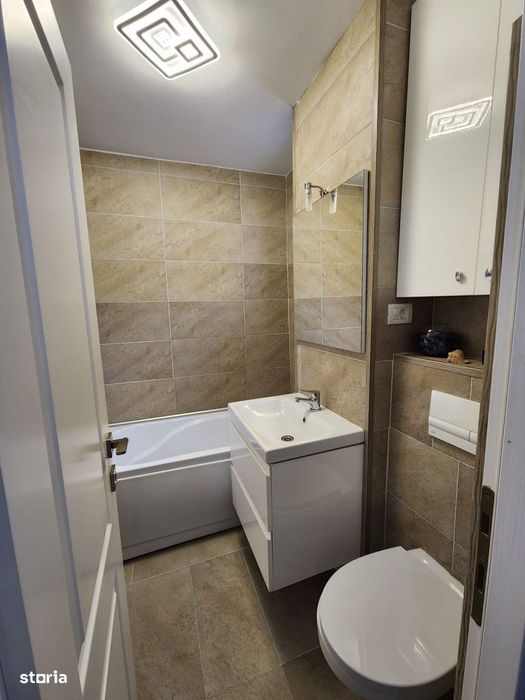 Proprietar Inchiriez apartament cu 3 camere si garaj