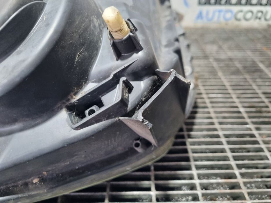 Far Stanga Dacia Duster 2010 - 2013 SUV 4 Usi (1103) Fara xenon CLEMA RUPTA