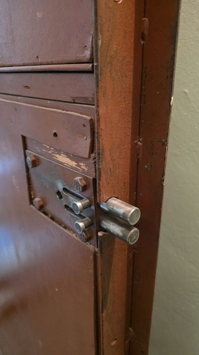 Продам металлическую дверь