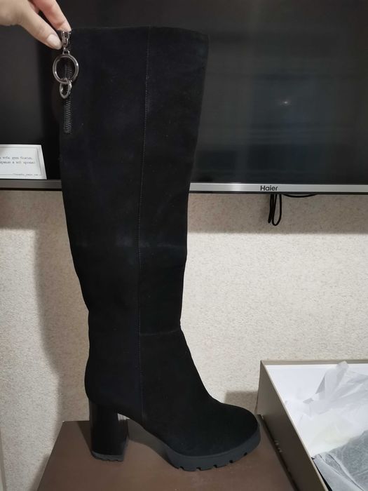 Продам замшевые сапоги