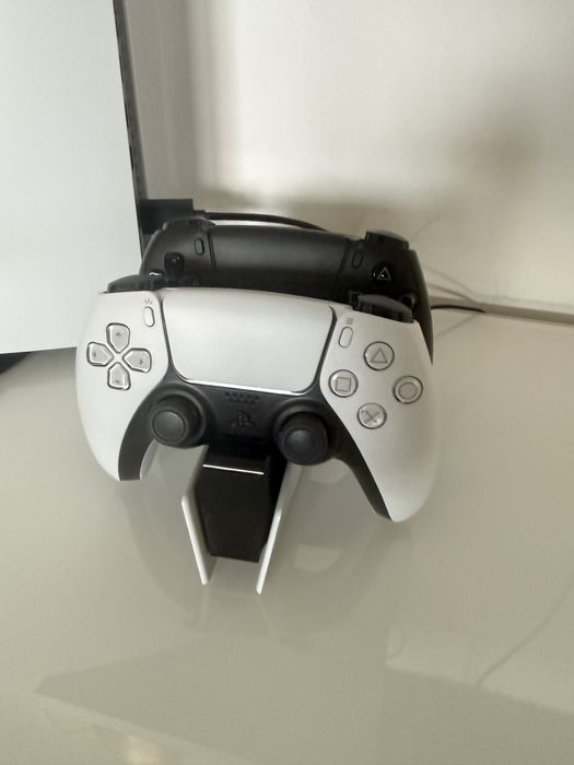 PS5 + 2 controllere DualSense  + stație de încărcare – stare foarte bună