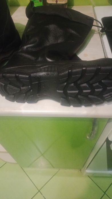 Продам новые сапоги.