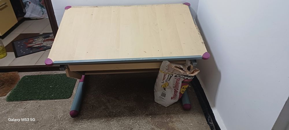 Birou copii reglabil mecanic pe inaltime si cu planseta ce se inclina