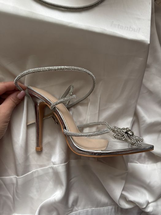 Сребристи обувки на тънък ток