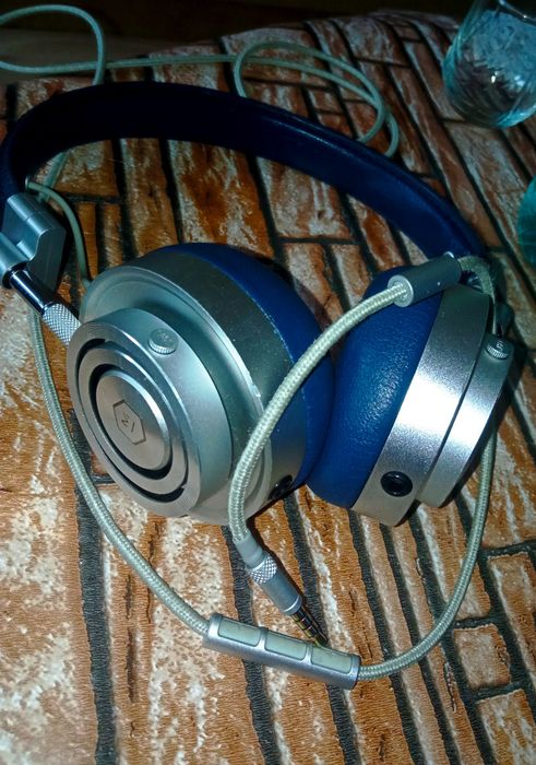 Master & Dynamic MH30 
Master & Dynamic MH30