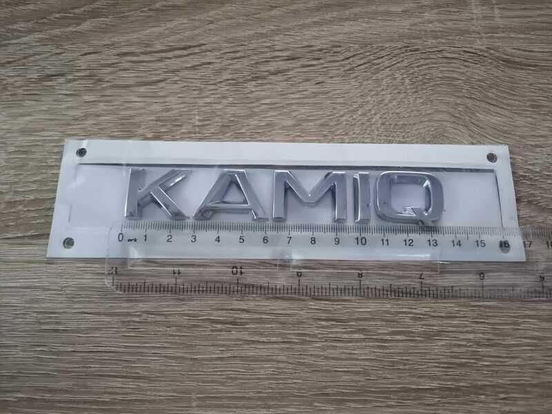 сребрист надпис Skoda Kamiq