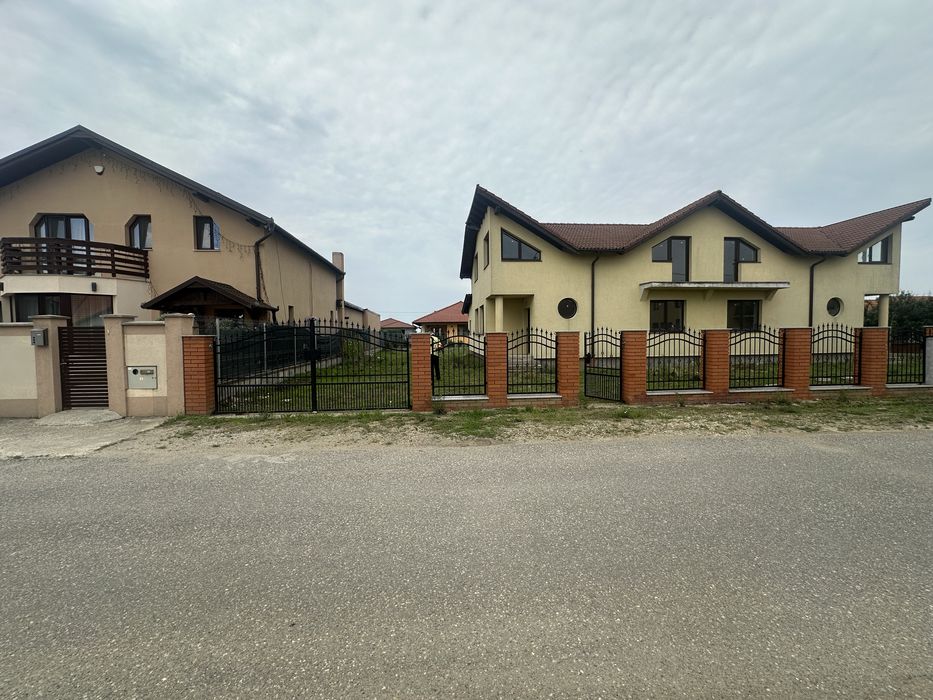Casa tip duplex de vanzare