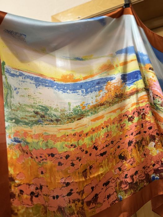 Eșarfă mătase 100% cu imprimeu deosebit.