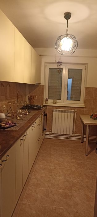 Închiriez apartament cu 2 camere
