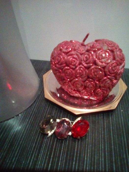 Брошка, красива, елегантна и стилна с три големи камъка.