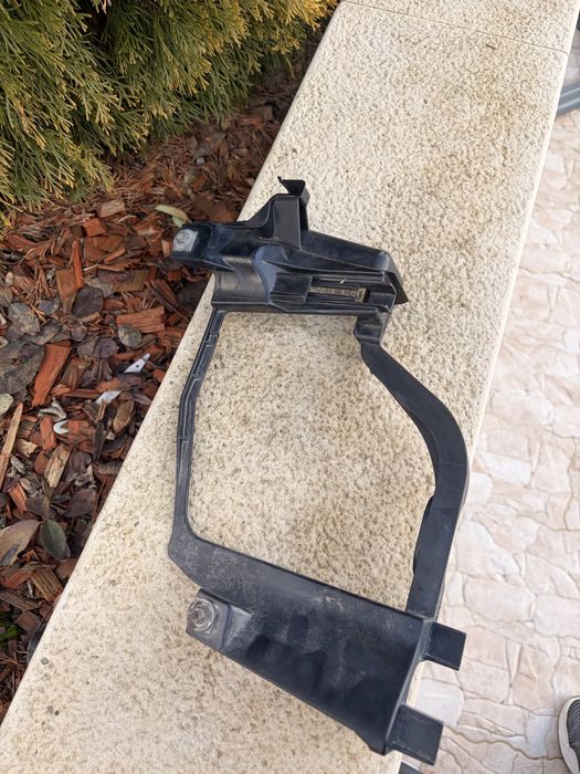 Държач/стойка за ляв фар бмв е60