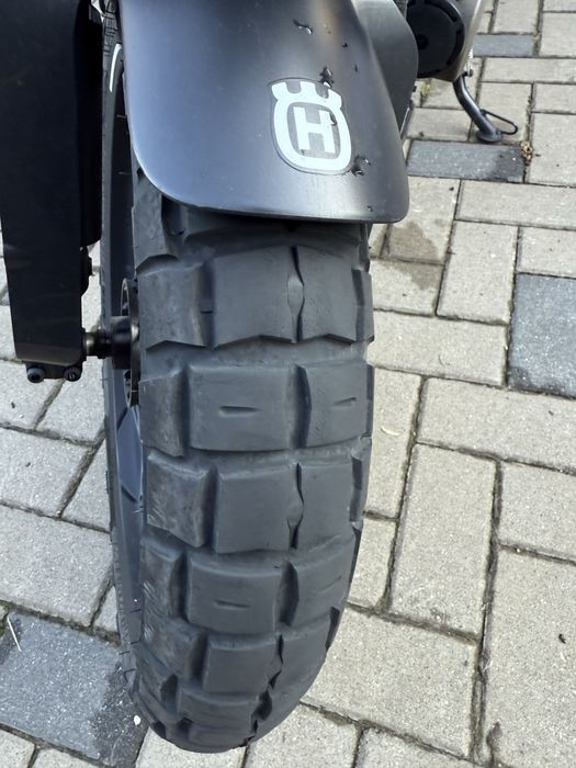 Husqvarna svartpilen 401 an 2023 cu 3700 km