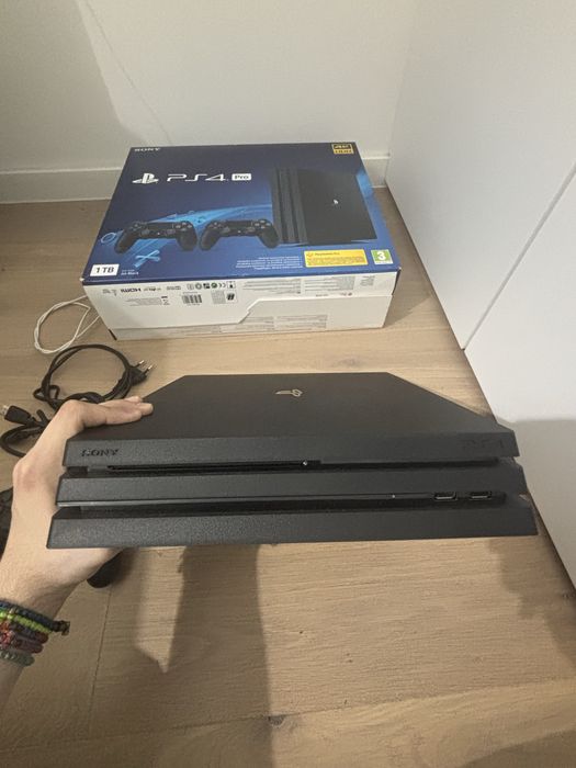 Vând PlayStation 4 PRO 1TB, in stare foarte buna, folosit foarte putin