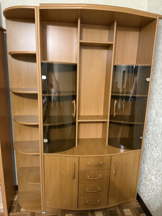 Шкаф сервант в хорошем состояний