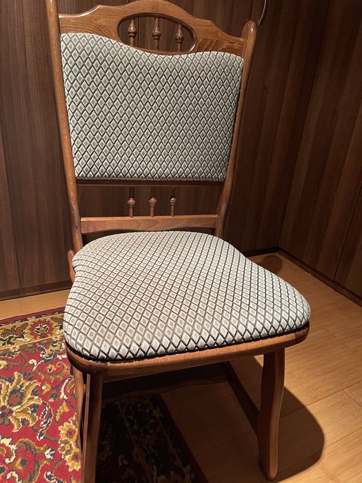 Vand scaune din lemn masiv, tapitate